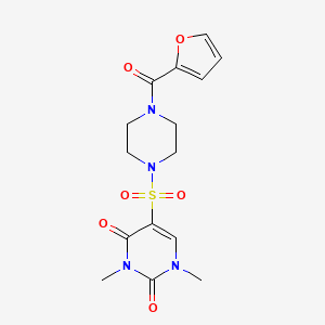 molecular formula C15H18N4O6S B2385131 5-[4-(Furan-2-carbonil)piperazin-1-il]sulfonil-1,3-dimetilpirimidina-2,4-diona CAS No. 874806-51-6