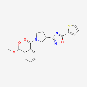 molecular formula C19H17N3O4S B2387744 2-(3-(5-(tiofeno-2-il)-1,2,4-oxadiazol-3-il)pirrolidina-1-carbonil)benzoato de metilo CAS No. 2034554-14-6