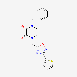 molecular formula C18H14N4O3S B2388149 1-Benzyl-4-[(3-thiophen-2-yl-1,2,4-oxadiazol-5-yl)methyl]pyrazine-2,3-dione CAS No. 2379975-79-6