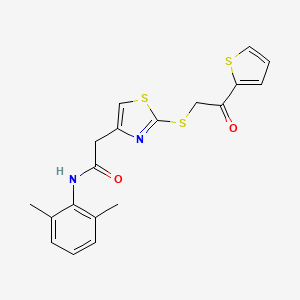 molecular formula C19H18N2O2S3 B2388508 N-(2,6-二甲苯基)-2-(2-((2-氧代-2-(噻吩-2-基)乙基)硫代)噻唑-4-基)乙酰胺 CAS No. 1021113-58-5