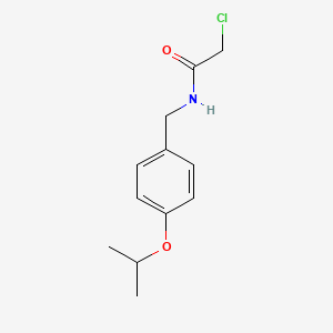 molecular formula C12H16ClNO2 B2388785 2-クロロ-N-[[4-(プロパン-2-イルオキシ)フェニル]メチル]アセトアミド CAS No. 81494-09-9