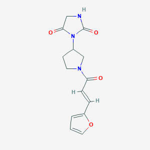 molecular formula C14H15N3O4 B2388893 (E)-3-(1-(3-(furan-2-yl)acryloyl)pyrrolidin-3-yl)imidazolidine-2,4-dione CAS No. 2321332-98-1