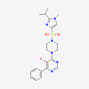 molecular formula C21H25FN6O2S B2389029 5-Fluoro-4-[4-(1-methyl-2-propan-2-ylimidazol-4-yl)sulfonylpiperazin-1-yl]-6-phenylpyrimidine CAS No. 2380063-81-8