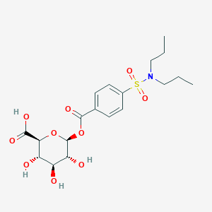 molecular formula C₁₉H₂₇NO₁₀S B023897 (2S,3S,4S,5R,6S)-6-[4-(二丙基磺酰基)苯甲酰氧基]-3,4,5-三羟基氧烷-2-羧酸 CAS No. 34017-15-7