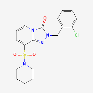 molecular formula C18H19ClN4O3S B2389799 2-(2-chlorobenzyl)-8-(piperidin-1-ylsulfonyl)-[1,2,4]triazolo[4,3-a]pyridin-3(2H)-one CAS No. 1251568-65-6