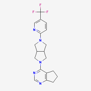 molecular formula C19H20F3N5 B2389938 4-[2-[5-(Trifluoromethyl)pyridin-2-yl]-1,3,3a,4,6,6a-hexahydropyrrolo[3,4-c]pyrrol-5-yl]-6,7-dihydro-5H-cyclopenta[d]pyrimidine CAS No. 2380094-57-3