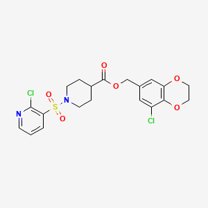 molecular formula C20H20Cl2N2O6S B2390055 （5-氯-2,3-二氢-1,4-苯并二氧杂环-7-基）甲基 1-(2-氯吡啶-3-基)磺酰基哌啶-4-羧酸盐 CAS No. 1111467-02-7
