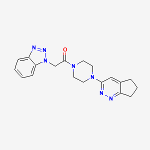 molecular formula C19H21N7O B2390058 2-(1H-苯并[d][1,2,3]三唑-1-基)-1-(4-(6,7-二氢-5H-环戊[c]吡啶嗪-3-基)哌嗪-1-基)乙酮 CAS No. 2034389-85-8