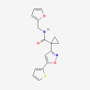 molecular formula C16H14N2O3S B2390252 N-(呋喃-2-基甲基)-1-(5-(噻吩-2-基)异恶唑-3-基)环丙烷甲酰胺 CAS No. 1286710-40-4