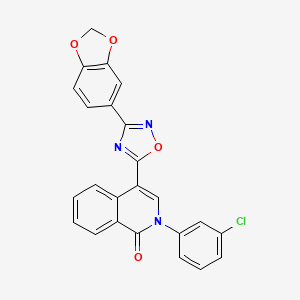 molecular formula C24H14ClN3O4 B2390324 4-[3-(1,3-ベンゾジオキソール-5-イル)-1,2,4-オキサジアゾール-5-イル]-2-(3-クロロフェニル)イソキノリン-1(2H)-オン CAS No. 1326930-28-2