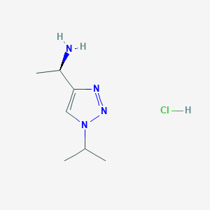 molecular formula C7H15ClN4 B2390375 (1R)-1-(1-Propan-2-yltriazol-4-yl)ethanamine;hydrochloride CAS No. 2418594-13-3