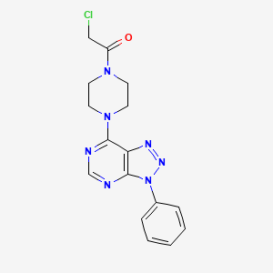 molecular formula C16H16ClN7O B2390538 2-chloro-1-(4-(3-phenyl-3H-[1,2,3]triazolo[4,5-d]pyrimidin-7-yl)piperazin-1-yl)ethanone CAS No. 920404-92-8