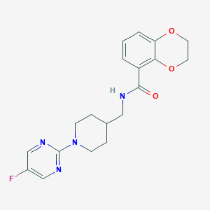 molecular formula C19H21FN4O3 B2390757 N-[[1-(5-Fluoropyrimidin-2-yl)piperidin-4-yl]methyl]-2,3-dihydro-1,4-benzodioxine-5-carboxamide CAS No. 2415541-95-4