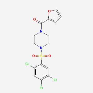 molecular formula C15H13Cl3N2O4S B2390798 2-Furyl 4-((2,4,5-trichlorophényl)sulfonyl)pipérazinylcétone CAS No. 669749-42-2