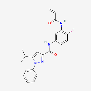 molecular formula C22H21FN4O2 B2391227 N-[4-Fluoro-3-(prop-2-enoylamino)phenyl]-1-phenyl-5-propan-2-ylpyrazole-3-carboxamide CAS No. 1825641-12-0