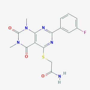 molecular formula C16H14FN5O3S B2391701 2-[7-(3-Fluorophenyl)-1,3-dimethyl-2,4-dioxopyrimido[4,5-d]pyrimidin-5-yl]sulfanylacetamide CAS No. 893919-21-6