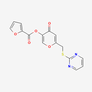 molecular formula C15H10N2O5S B2391873 [4-Oxo-6-(Pyrimidin-2-ylsulfanylmethyl)pyran-3-yl]furan-2-carboxylat CAS No. 877637-83-7