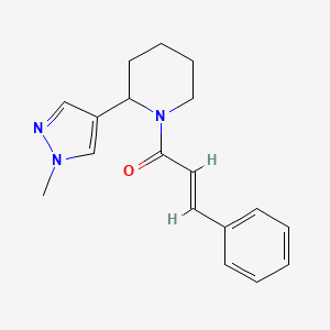 molecular formula C18H21N3O B2392541 (E)-1-(2-(1-methyl-1H-pyrazol-4-yl)piperidin-1-yl)-3-phenylprop-2-en-1-one CAS No. 2034996-96-6