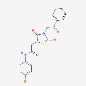 molecular formula C19H15BrN2O4S B2392950 N-(4-溴苯基)-2-[2,4-二氧代-3-(2-氧代-2-苯乙基)-1,3-噻唑烷-5-基]乙酰胺 CAS No. 878990-21-7
