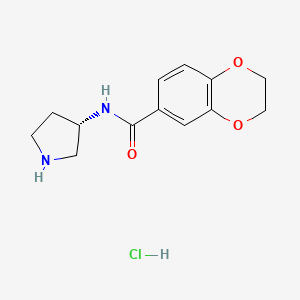 molecular formula C13H17ClN2O3 B2393158 (S)-N-(吡咯烷-3-基)-2,3-二氢苯并[b][1,4]二氧杂环-6-甲酰胺盐酸盐 CAS No. 1353999-35-5