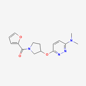 molecular formula C15H18N4O3 B2393619 (3-((6-(二甲氨基)吡啶嗪-3-基)氧代)吡咯烷-1-基)(呋喃-2-基)甲酮 CAS No. 2034436-90-1