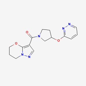 molecular formula C15H17N5O3 B2393960 (6,7-dihydro-5H-pyrazolo[5,1-b][1,3]oxazin-3-yl)(3-(pyridazin-3-yloxy)pyrrolidin-1-yl)methanone CAS No. 2034451-94-8