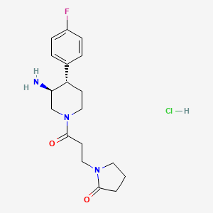 molecular formula C18H25ClFN3O2 B2395033 1-[3-[(3S,4S)-3-氨基-4-(4-氟苯基)哌啶-1-基]-3-氧代丙基]吡咯烷-2-酮；盐酸盐 CAS No. 2418596-68-4
