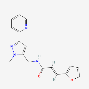 molecular formula C17H16N4O2 B2398494 (E)-3-(呋喃-2-基)-N-[(2-甲基-5-吡啶-2-基吡唑-3-基)甲基]丙-2-烯酰胺 CAS No. 2321343-41-1