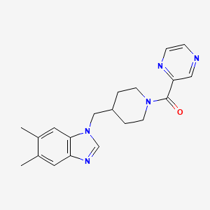 molecular formula C20H23N5O B2398792 (4-((5,6-二甲基-1H-苯并[d]咪唑-1-基)甲基)哌啶-1-基)(吡嗪-2-基)甲酮 CAS No. 1206985-70-7