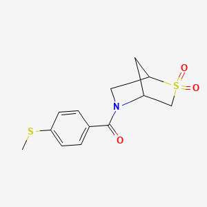 molecular formula C13H15NO3S2 B2399856 (2,2-Dióxido-2-tia-5-azabiciclo[2.2.1]heptan-5-il)(4-(metiltio)fenil)metanona CAS No. 2034301-53-4