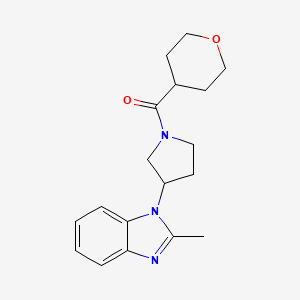 molecular formula C18H23N3O2 B2400143 (3-(2-甲基-1H-苯并[d]咪唑-1-基)吡咯烷-1-基)(四氢-2H-吡喃-4-基)甲苯酮 CAS No. 2034460-94-9