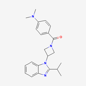 molecular formula C22H26N4O B2400598 [4-(Dimethylamino)phenyl]-[3-(2-propan-2-ylbenzimidazol-1-yl)azetidin-1-yl]methanone CAS No. 2415541-97-6