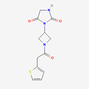 molecular formula C12H13N3O3S B2400972 3-(1-(2-(Thiophen-2-yl)acetyl)azetidin-3-yl)imidazolidine-2,4-dione CAS No. 2034317-13-8
