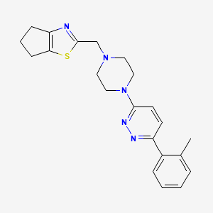 molecular formula C22H25N5S B2401371 2-[[4-[6-(2-Methylphenyl)pyridazin-3-yl]piperazin-1-yl]methyl]-5,6-dihydro-4H-cyclopenta[d][1,3]thiazole CAS No. 2380191-27-3