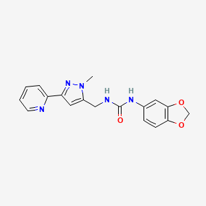 molecular formula C18H17N5O3 B2401736 1-(1,3-Benzodioxol-5-yl)-3-[(2-methyl-5-pyridin-2-ylpyrazol-3-yl)methyl]urea CAS No. 2319719-42-9