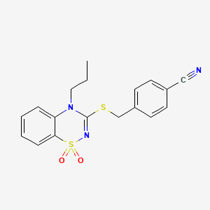 molecular formula C18H17N3O2S2 B2402188 4-(((1,1-dióxido-4-propil-4H-benzo[e][1,2,4]tiadiazin-3-il)tio)metil)benzonitrilo CAS No. 932992-64-8