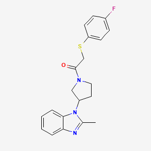 molecular formula C20H20FN3OS B2402583 2-((4-氟苯基)硫代)-1-(3-(2-甲基-1H-苯并[d]咪唑-1-基)吡咯烷-1-基)乙酮 CAS No. 2034460-72-3