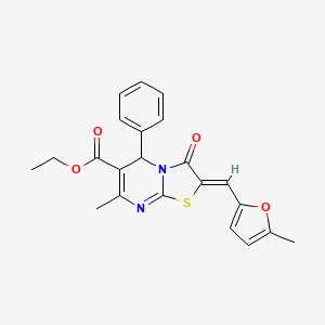 molecular formula C22H20N2O4S B2402629 (Z)-ethyl 7-methyl-2-((5-methylfuran-2-yl)methylene)-3-oxo-5-phenyl-3,5-dihydro-2H-thiazolo[3,2-a]pyrimidine-6-carboxylate CAS No. 327055-32-3