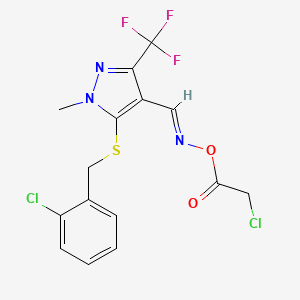 molecular formula C15H12Cl2F3N3O2S B2402930 (E)-[(5-{[(2-chlorophenyl)methyl]sulfanyl}-1-methyl-3-(trifluoromethyl)-1H-pyrazol-4-yl)methylidene]amino 2-chloroacetate CAS No. 321553-34-8
