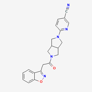 B2403874 6-[5-[2-(1,2-Benzoxazol-3-yl)acetyl]-1,3,3a,4,6,6a-hexahydropyrrolo[3,4-c]pyrrol-2-yl]pyridine-3-carbonitrile CAS No. 2415469-77-9