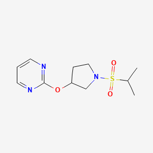 molecular formula C11H17N3O3S B2405455 2-((1-(异丙基磺酰基)吡咯烷-3-基)氧基)嘧啶 CAS No. 2034564-40-2