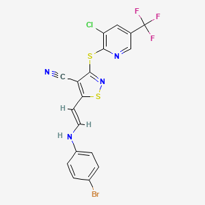 molecular formula C18H9BrClF3N4S2 B2405598 5-(2-(4-溴苯胺基)乙烯基)-3-((3-氯-5-(三氟甲基)-2-吡啶基)硫代)-4-异噻唑碳腈 CAS No. 338412-99-0