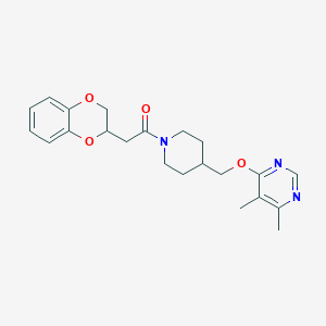 molecular formula C22H27N3O4 B2405717 2-(2,3-Dihydro-1,4-benzodioxin-3-yl)-1-[4-[(5,6-dimethylpyrimidin-4-yl)oxymethyl]piperidin-1-yl]ethanone CAS No. 2380033-69-0