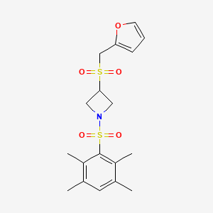 molecular formula C18H23NO5S2 B2405927 3-((呋喃-2-基甲基)磺酰基)-1-((2,3,5,6-四甲苯基)磺酰基)氮杂环丁烷 CAS No. 1797848-54-4