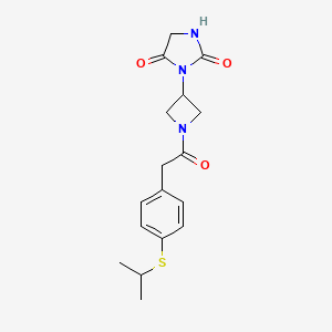 molecular formula C17H21N3O3S B2405993 3-(1-(2-(4-(Isopropylthio)phenyl)acetyl)azetidin-3-yl)imidazolidine-2,4-dione CAS No. 2034268-78-3