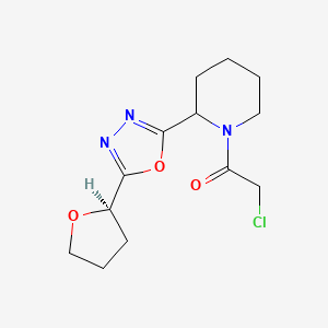molecular formula C13H18ClN3O3 B2406683 2-Chloro-1-[2-[5-[(2R)-oxolan-2-yl]-1,3,4-oxadiazol-2-yl]piperidin-1-yl]ethanone CAS No. 2411183-68-9