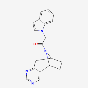 molecular formula C19H18N4O B2407358 2-(1H-吲哚-1-基)-1-((5R,8S)-6,7,8,9-四氢-5H-5,8-环亚氨基环庚并[d]嘧啶-10-基)乙酮 CAS No. 1904132-76-8