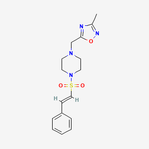 molecular formula C16H20N4O3S B2407878 3-metil-5-[[4-[(E)-2-feniletenil]sulfonilpiperazin-1-il]metil]-1,2,4-oxadiazol CAS No. 1181464-89-0