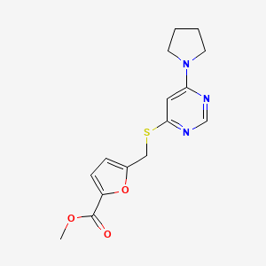 molecular formula C15H17N3O3S B2407941 Methyl 5-(((6-(pyrrolidin-1-yl)pyrimidin-4-yl)thio)methyl)furan-2-carboxylate CAS No. 1170793-68-6