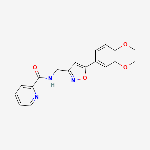 molecular formula C18H15N3O4 B2408494 N-((5-(2,3-dihydrobenzo[b][1,4]dioxin-6-yl)isoxazol-3-yl)methyl)picolinamide CAS No. 1209933-87-8